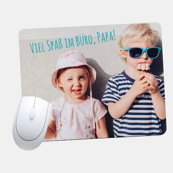 Das personalisierte Mauspad zeigt zwei Kinder in Sommerkleidung mit Eis und dem Text „Viel Spaß im Büro, Papa!“.
