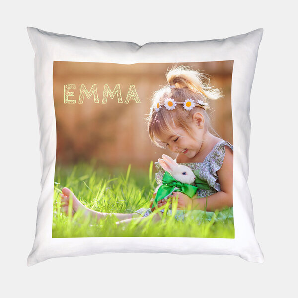 Kissen mit Füllung zeigt den Fotodruck eines Mädchens mit Blumenkranz und Hase auf dem Schoß auf einer Wiese