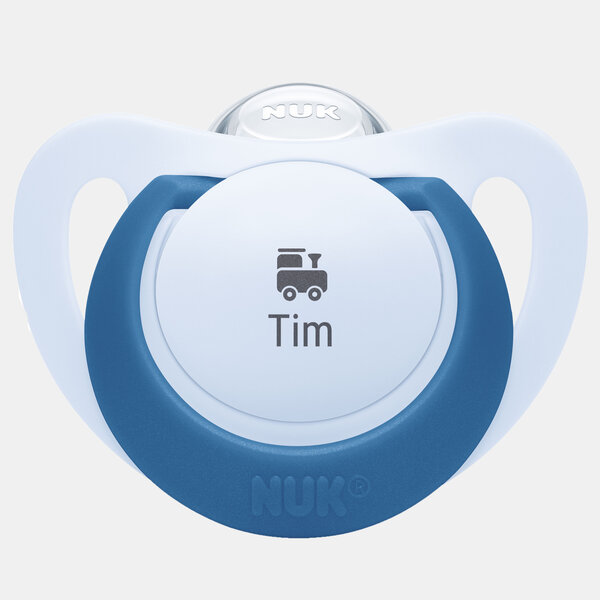 Der blaue NUK Schnuller STAR in Größe 2 für Babys von 6 bis 18 Monaten hat eine Lokomotive und den Namen Tim eingraviert.